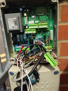 Badly wired control panel for gate autoimation